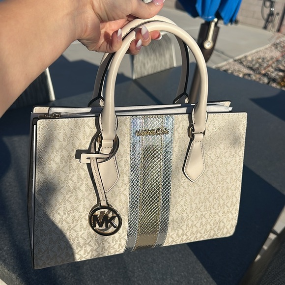 MICHAEL KORS BRAND NEW SHEILA MEDIUM SIGNATURE LOGO METALLIC SATCHEL - Picture 6 of 17